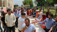 AK Partili Gençler Mursi için “Lokma” dağıttı