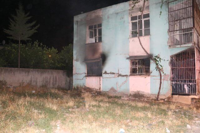 Adana’da 2 katlı müstakil ev alev alev yandı