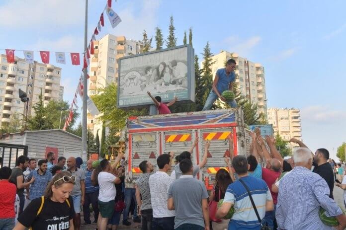 Adana’da 15 ton karpuz vatandaşlara dağıtıldı