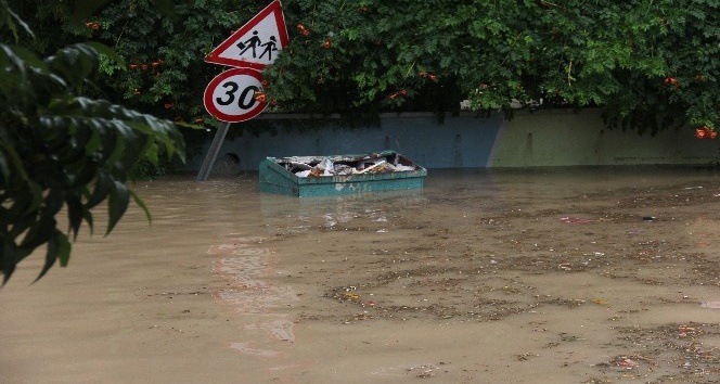 Adana’da sağanak yağış su baskınlarına neden oldu