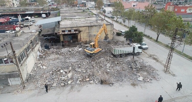 Ceyhan’da atıl binalar yıkılıyor