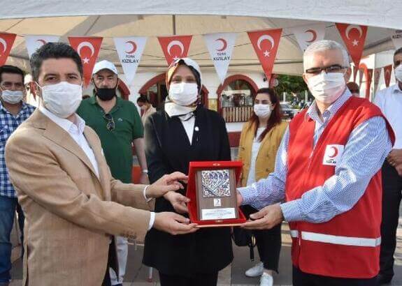Adana AK Parti’den Kızılay’a Bağış