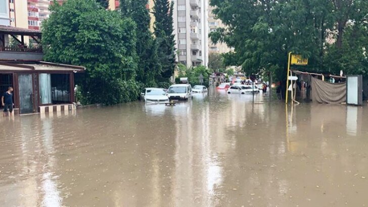 Adana’da Sağnak Yağmur Hayatı Felç Etti
