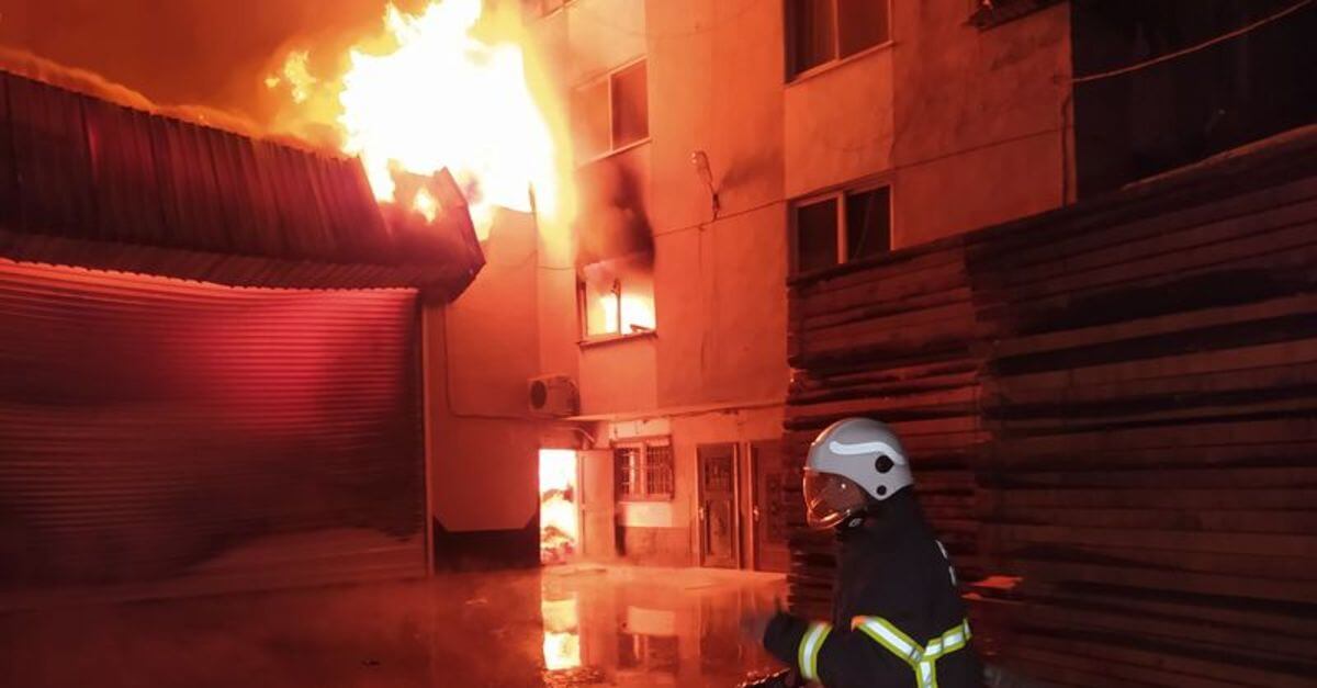 Adana’da korkutan yangın! Evler tahliye edildi