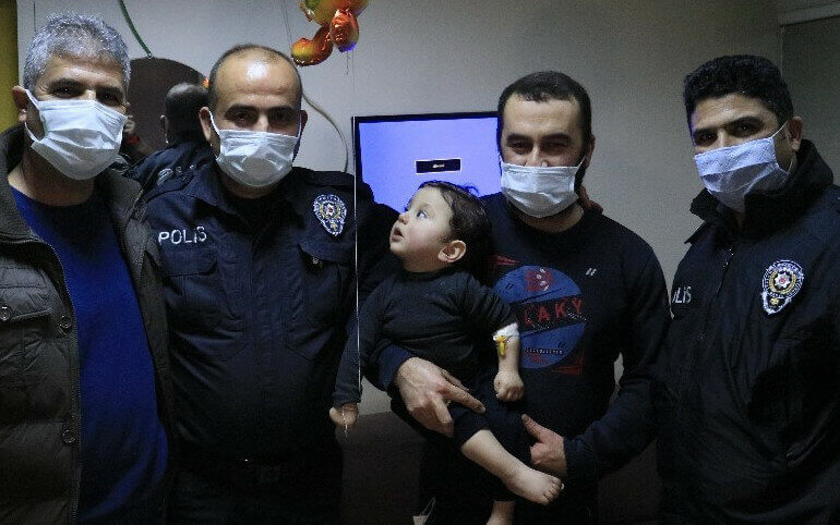 Adana’da boğazına çekirdek kabuğu kaçan Suriyeli çocuğu hastaneye polis yetiştirdi
