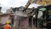 Adana’da metruk binalar yıkıldı