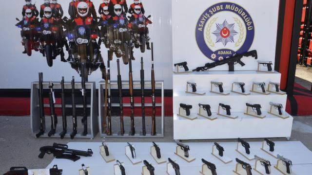 Adana’da polis denetimlerinde 62 silah ele geçirildi
