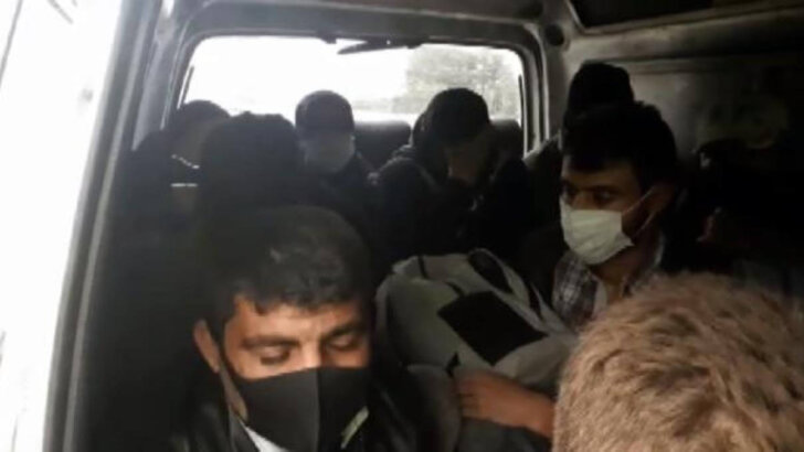 Adana’da 12 kişilik midibüsten 18 yolcu indi