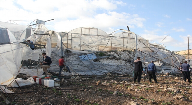 Adana ve Mersin’de fırtına nedeniyle çatılar uçtu, seralar zarar gördü