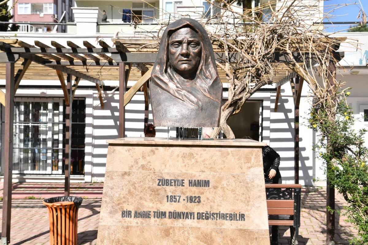 Adana’da çalınan Zübeyde Hanım büstünün yerine yenisi yerleştirildi