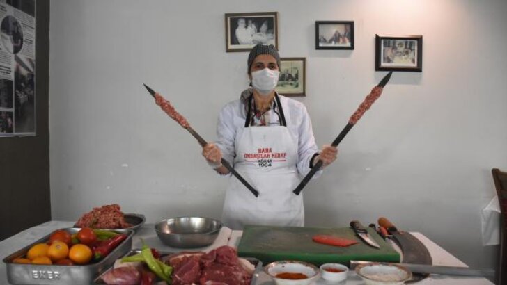 Kuaförlüğü bırakıp lokanta açan kadın usta, Adana kebabına lezzet katıyor