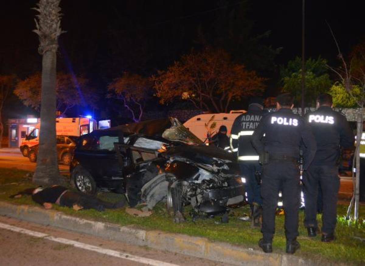 Adana’da, refüjdeki ağaçlara çarpan otomobildeki 3 kişi yaralandı