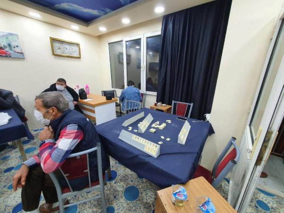 Güvenlik kameralı kahvehanede kumar oynayan 30 kişiye ceza