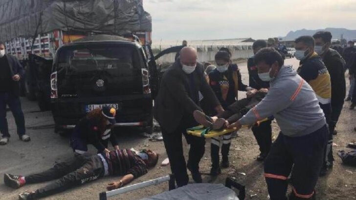 Adana’da TIR’a arkadan çarpan hafif ticari araç hurdaya döndü: 4’ü ağır 5 yaralı