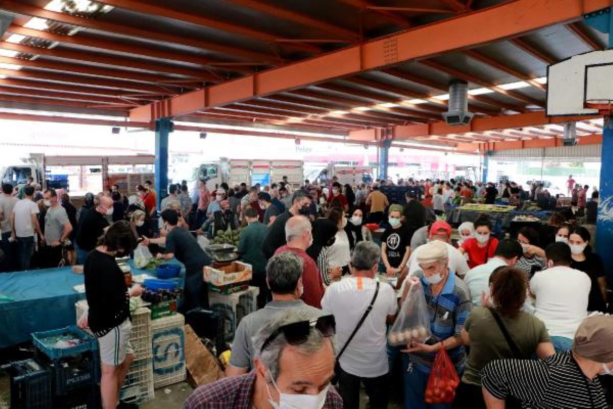 Adana’da semt pazarlarına akın oldu, tedbirler hiçe sayıldı