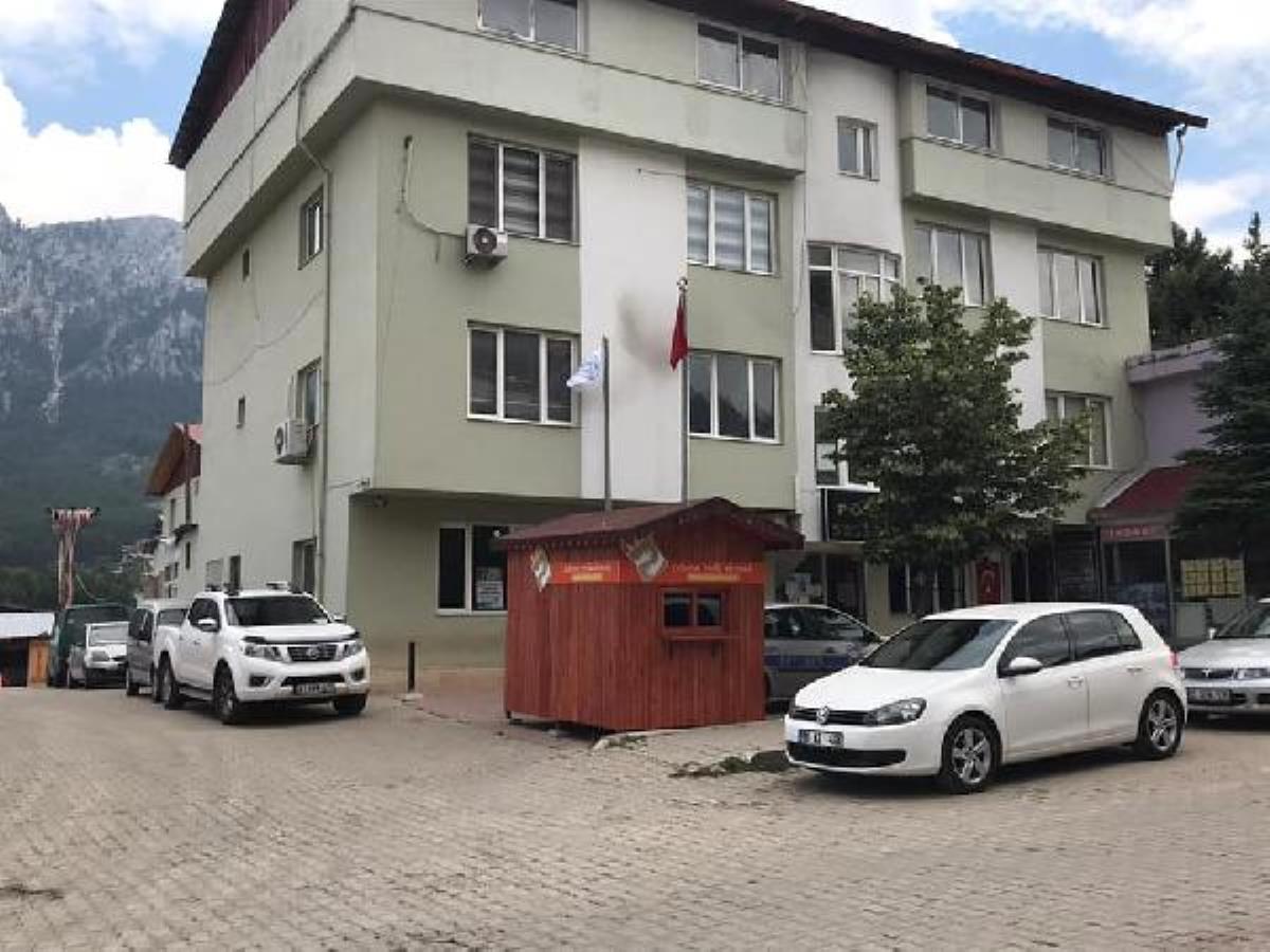 Pozantı Belediye Başkanı Çay’dan hizmet binası önüne büfe tepkisi