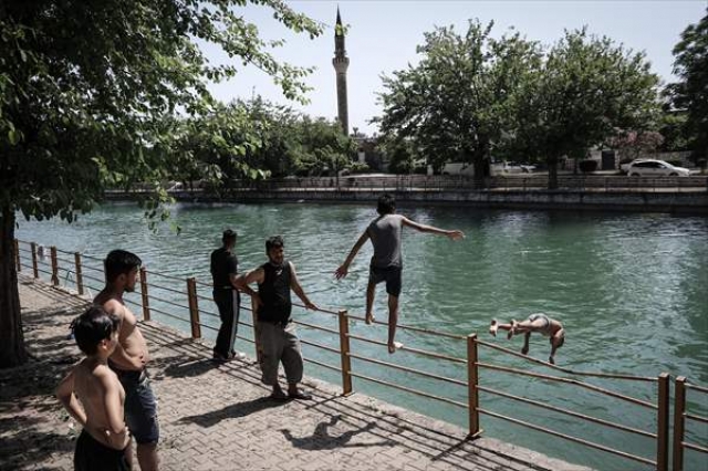Adana’da sıcak hava bunaltıyor
