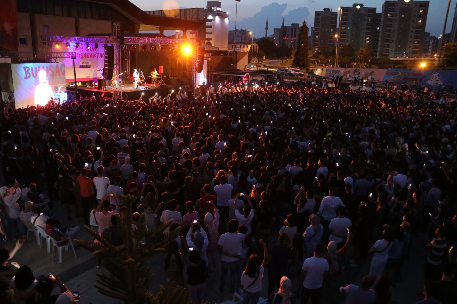 Adanalılar Pinhani konserine akın etti