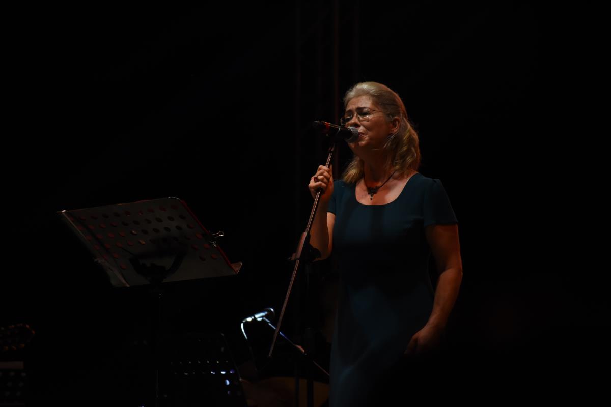 Adana’da sağlık çalışanlarına vefa konserinde, İlkay Akkaya sahne aldı