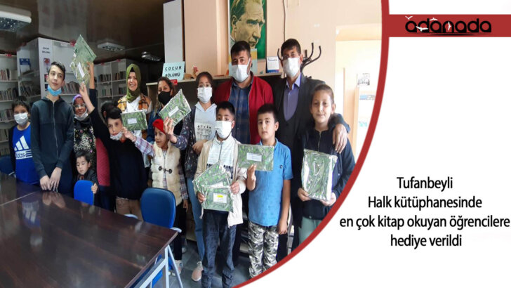 Adana’da halk kütüphanesinde en çok kitap okuyan öğrencilere hediye verildi