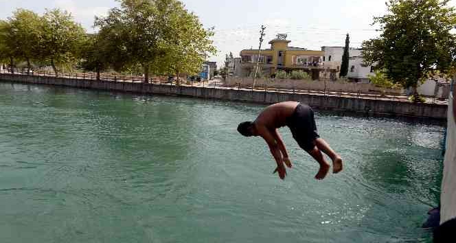Adana’da 3 ayda 15 kişi boğulunca polis kanaldan çocukları toplayıp havuza götürdü
