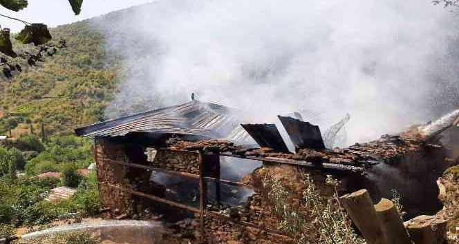 Köydeki yanan eve helikopterli müdahale