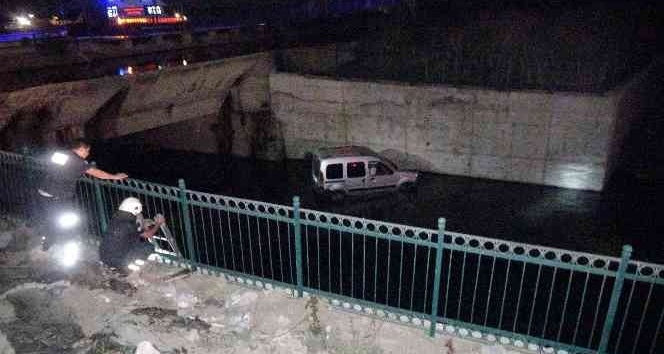 Adana’da hafif ticari araç kanala düştü: 1 yaralı