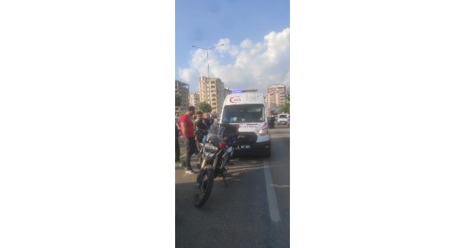 Motosikletli polis ekibine çarpıp kaçtı