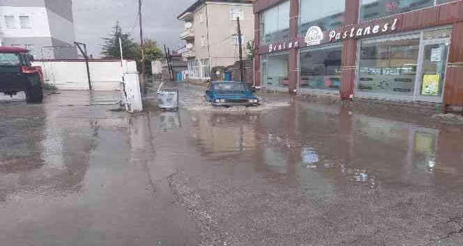 Tomarza’da yağmur sonrası yollar göle döndü