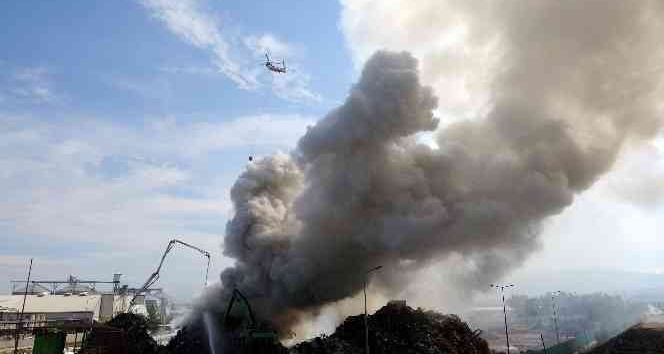 Geri dönüşüm tesisinde çıkan yangına helikopterle müdahale edildi