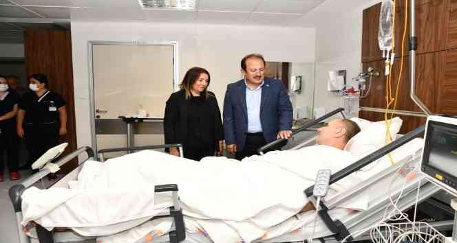 Vali Pehlivan yaralı polisi hastanede ziyaret etti