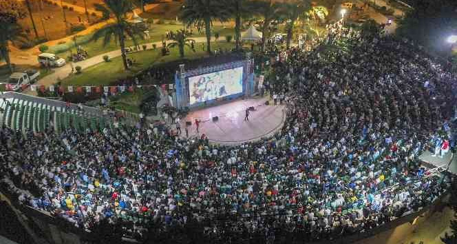 Stat değil amfi tiyatro… Binlerce taraftar dev ekranda maç heyecanı yaşadı