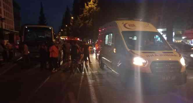 Halk otobüsünün altında kaldı, vatandaşlar otobüsü kaldırarak kurtardı