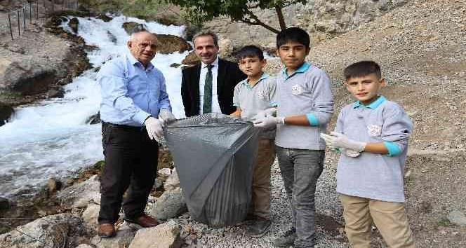 Başkan Öztürk öğrencilerle birlikte çevre temizliği yaptı