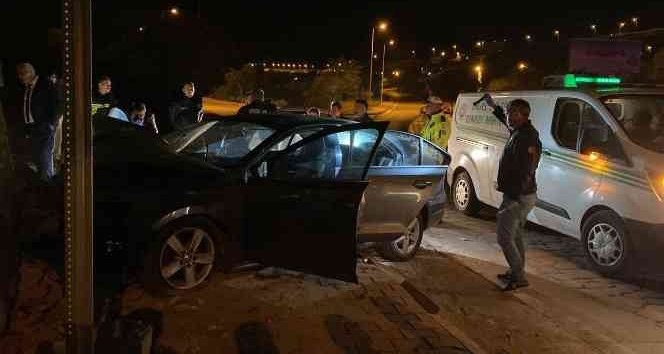 Otomobil istinat duvarına çarptı: 1 ölü, 3 yaralı