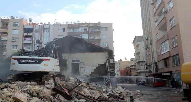 Mersin’de tehlike oluşturan 3 metruk bina yıkıldı