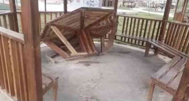 Elbistan’da park ve mesire alanlarındaki kamelyalar tahrip edildi