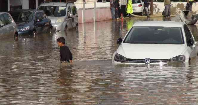 Mersin Silifke’de yağışla birlikte ev ve iş yerlerini su bastı