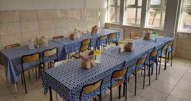 Adana Pozantı’da 416 öğrenci taşımalı eğitim ve ücretsiz yemekten faydalanıyor
