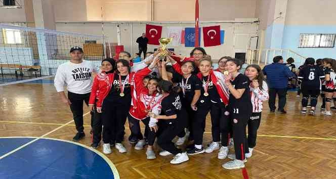 Adana Genç İş Adamları Derneği Ortaokulu Adana Şampiyonu