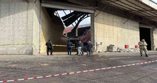 İskenderun’da antreponun çatısı çöktü, 2 işçi yaralandı