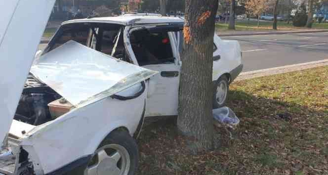 Kazada savrulan otomobil ağaca çarparak durabildi