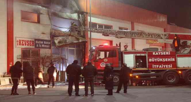Kayseri’de mobilya imalathanesi yangında küle döndü