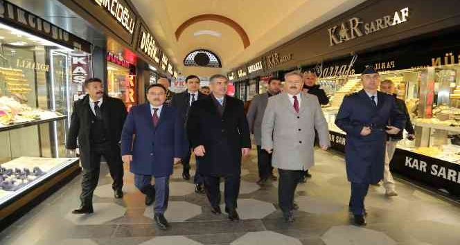 Azerbaycan Savunma Bakanı ve Vali Çiçek’ten Esnaf Ziyareti
