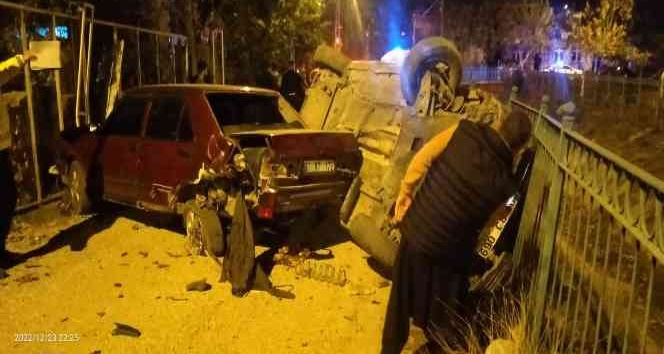 Adana’da kontrolden çıkan araç park halindeki araca çarptı: 1 yaralı