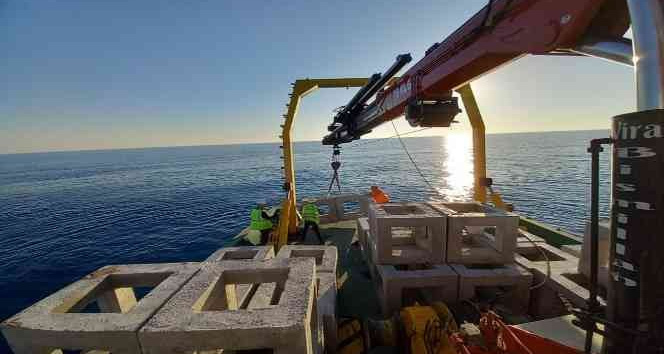 Karataş’ta denize yapay resif bırakıldı