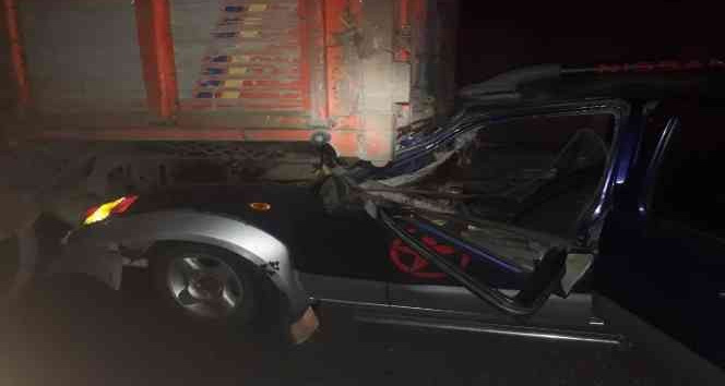 Hafif ticari araç kamyona çarptı: 5 yaralı