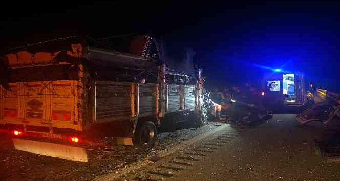 Osmaniye’de kamyonet tıra arkadan çarptı: 2 ölü