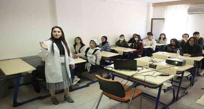 Mersin’de üniversite adaylarına ‘hızlı okuma teknikleri’ eğitimi veriliyor