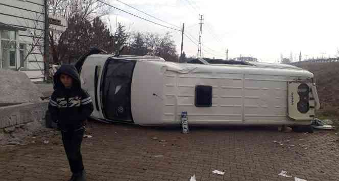 Yoldan çıkan minibüs evin duvarına çarptı: 1 ölü, 1’i ağır 5 yaralı